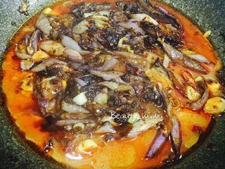 14、娃娃家常菜—简单易做的鱼香茄子,淀粉加水调成水淀粉倒入锅中。