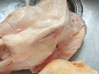 2、盐水鸡,一只鸡提前解冻。