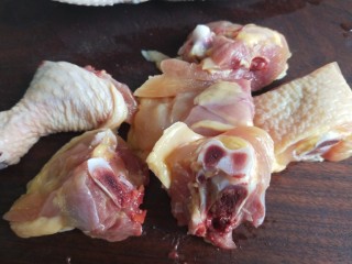4、盐水鸡,先剁大腿。