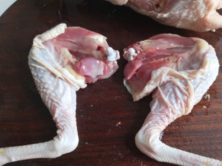 5、盐水鸡,在卸掉鸡腿剁成小块，鸡翅，鸡架都剁成小块。