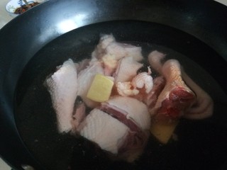6、盐水鸡,在放入锅中加入姜片料酒。