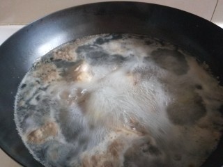 7、盐水鸡,烧开锅焯一水捞出来。