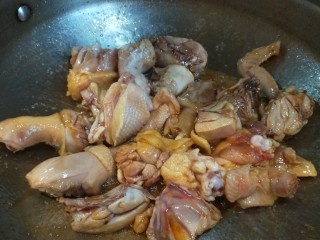 8、盐水鸡,锅中倒入适量油炒白糖上色，倒入鸡块。