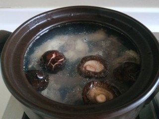 11、盐水鸡,加入盐炬鸡粉，加入香菇，小火慢炖一小时左右。