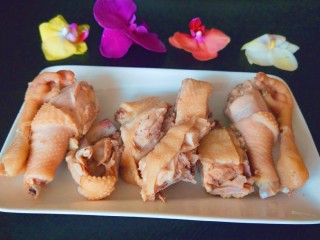 12、盐水鸡,出锅装盘直接食用。