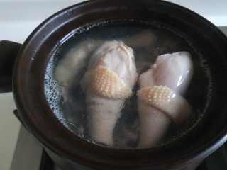 10、盐水鸡,倒入砂锅大火烧开。