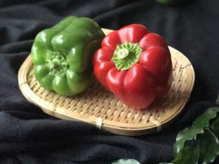 1、五彩缤纷炒时蔬,今天买的青、红椒,特别新鲜,拍照留念,都不用修图