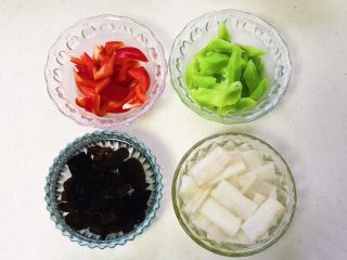 5、五彩缤纷炒时蔬,山药切成片,立马浸泡到放了白醋的开水里,以防氧化变黑