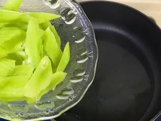 7、五彩缤纷炒时蔬,先放莴笋