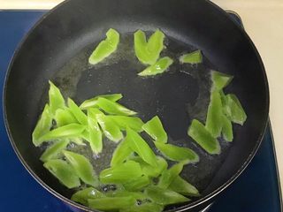 8、五彩缤纷炒时蔬,快速翻炒