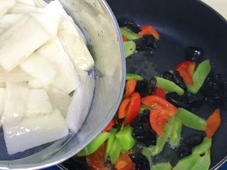 11、五彩缤纷炒时蔬,最后放山药