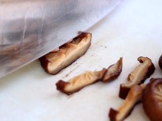 3、西红柿香菇汤,切片