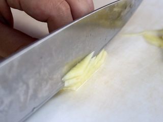 5、西红柿香菇汤,姜去皮切丝