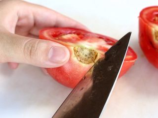 8、西红柿香菇汤,切掉根部