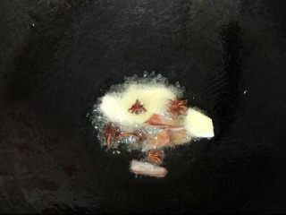 3、家常菜焖猪脚,炒锅热油，下姜片，八角，桂皮爆香一下，(切记油温不要过高烧糊了)迅速导入猪脚