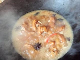 9、家常菜焖猪脚,烧开后转小火，盖上锅盖焖30~40分钟让猪脚熟透(此处我有一个偷懒的小办法，每次大火煮开后我就整锅倒进高压锅，选择豆类猪蹄类压12分钟，出锅再倒入炒锅上收汁。省时间，不过要多洗一个锅????????)