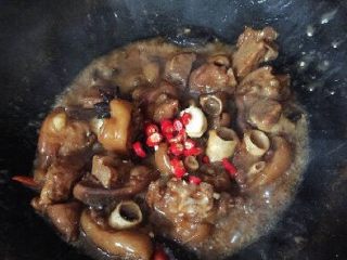 11、家常菜焖猪脚,出锅前撒上葱花就可以出锅了