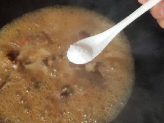 10、家常菜焖猪脚,最后大火收汁，加入小辣椒圈，根据个人口味加入少许的盐调味即可