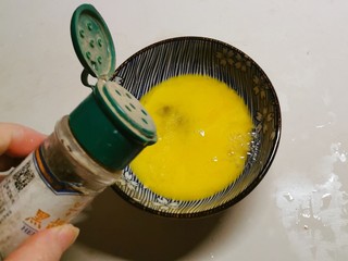 5、豆腐鸡蛋羹,放入黑胡椒粉  去腥增香