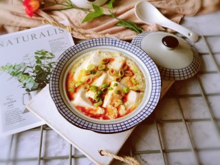 16、豆腐鸡蛋羹,将调好的碗汁浇到豆腐鸡蛋羹上