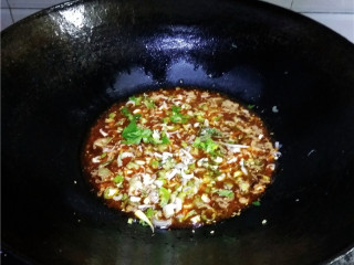 9、香辣豆瓣鱼,汤汁烧出香味后，放入芹菜、大葱末，煮至断生；