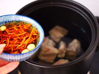 6、虫草花山药炖排骨,砂锅里一次性加入清水，把焯过水的排骨放入后，放入浸泡好的调料。