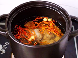 9、虫草花山药炖排骨,所有的食材和调料都放入砂锅后。