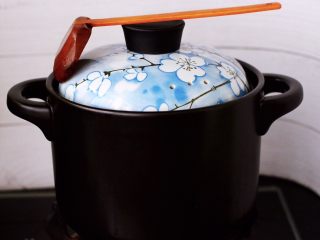 11、虫草花山药炖排骨,盖上锅盖炖煮半个小时。