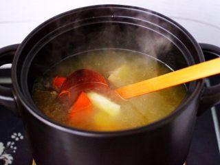 13、虫草花山药炖排骨,大火煮沸后，继续炖煮15分钟后。