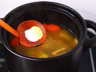 14、虫草花山药炖排骨,根据个人口味加入适量的盐和鸡精调味。