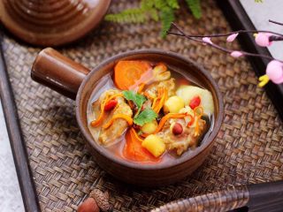 16、虫草花山药炖排骨,啦啦啦，营养丰富的虫草山药排骨汤就出锅咯，撒上枸杞和香菜段。