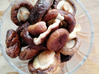 1、香菇焖豆腐,干香菇提前泡发