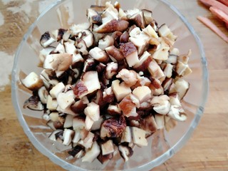 2、香菇焖豆腐,把香菇切碎