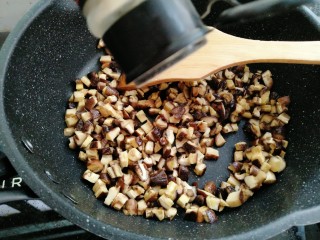 12、香菇焖豆腐,放入少许胡椒粉炒香