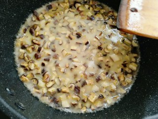 13、香菇焖豆腐,倒入水淀粉煮开