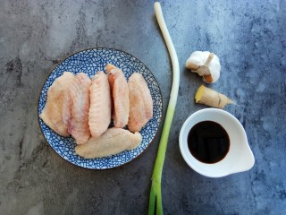 1、蒜香红烧鸡翅,首先准备好食材，我这里是冰鲜鸡翅，提前拿出来解冻化开