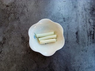 2、蒜香红烧鸡翅,葱切成长段