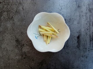 3、蒜香红烧鸡翅,生姜切丝