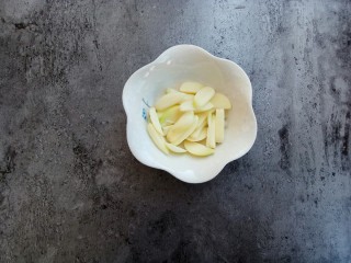 4、蒜香红烧鸡翅,大蒜切片