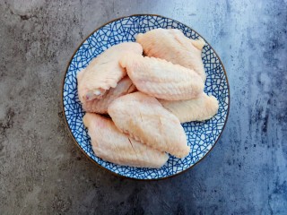 5、蒜香红烧鸡翅,鸡翅洗干净，两面都划两个口子