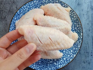 6、蒜香红烧鸡翅,就像这样斜着划