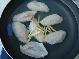 7、蒜香红烧鸡翅,鸡翅和生姜丝冷水下锅焯一下