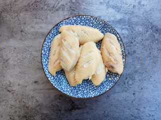 8、蒜香红烧鸡翅,炒好后捞出洗干净备用