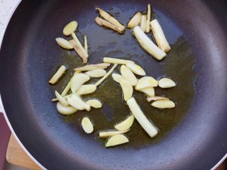 9、蒜香红烧鸡翅,锅里入油，放入了葱姜蒜炒香