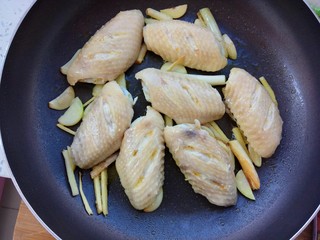10、蒜香红烧鸡翅,放入鸡翅翻炒
