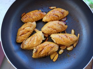 12、蒜香红烧鸡翅,放入生抽老抽（普通的小勺就行）