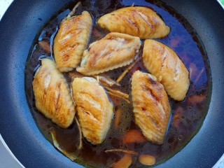 13、蒜香红烧鸡翅,加入适量水，莫过鸡翅