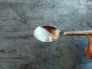 14、蒜香红烧鸡翅,放入半勺盐和半勺半勺白糖提鲜