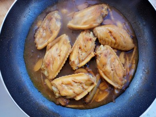 15、蒜香红烧鸡翅,大火烧开后转中小火炖20分钟