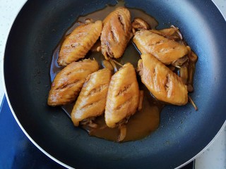 16、蒜香红烧鸡翅,直到收汁即可